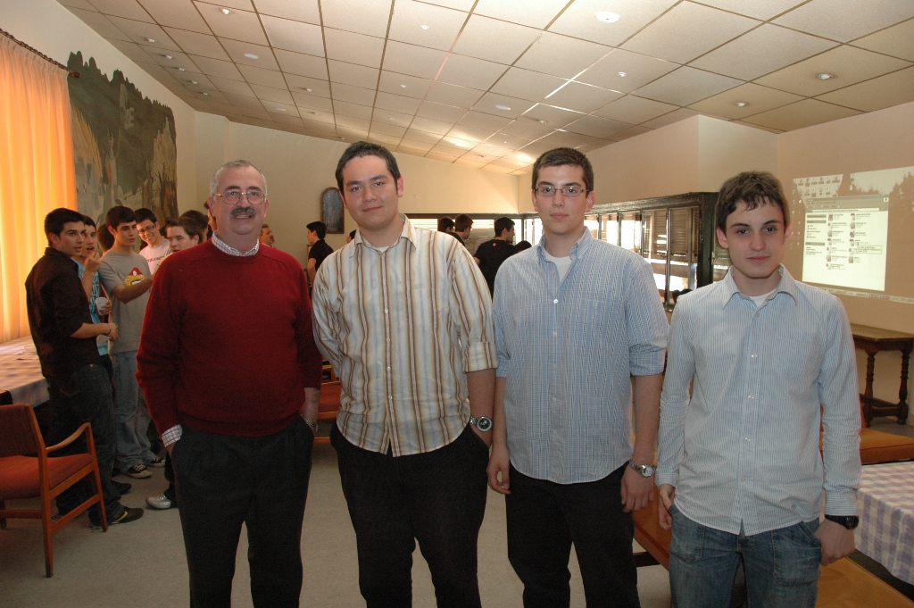 Alberto (2º por la derecha) en la despedida que organizaron para profesores